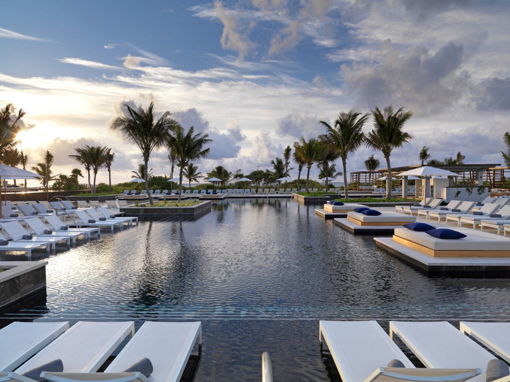 Além dos cenotes: piscina do UNICO 20˚87˚ Hotel Riviera Maya