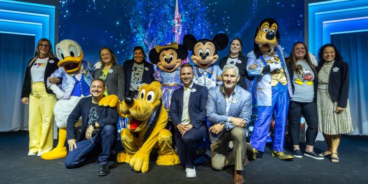O time Disney Destinations com os personagens Disney