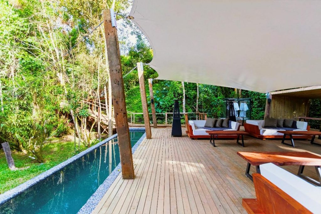 Piscina aquecida no meio da natureza