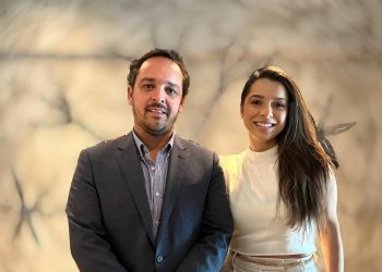Pedro Santos, gerente de vendas da Osiris DMC e Isabela Caillaux, executiva regional de vendas da Avant Garde