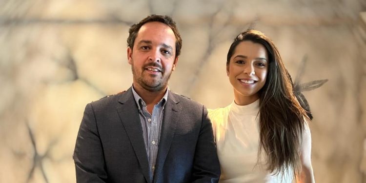 Pedro Santos, gerente de vendas da Osiris DMC e Isabela Caillaux, executiva regional de vendas da Avant Garde
