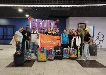 Profissionais do turismo em aeroporto