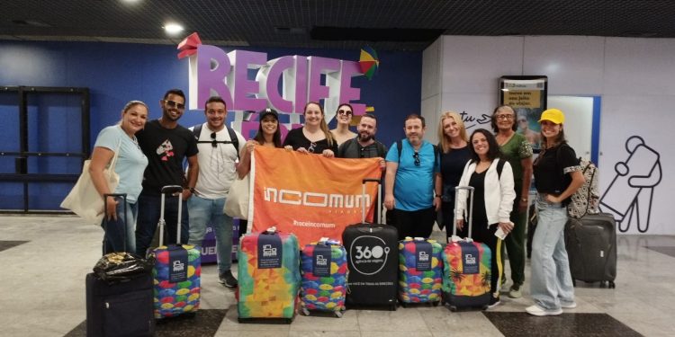 Profissionais do turismo em aeroporto