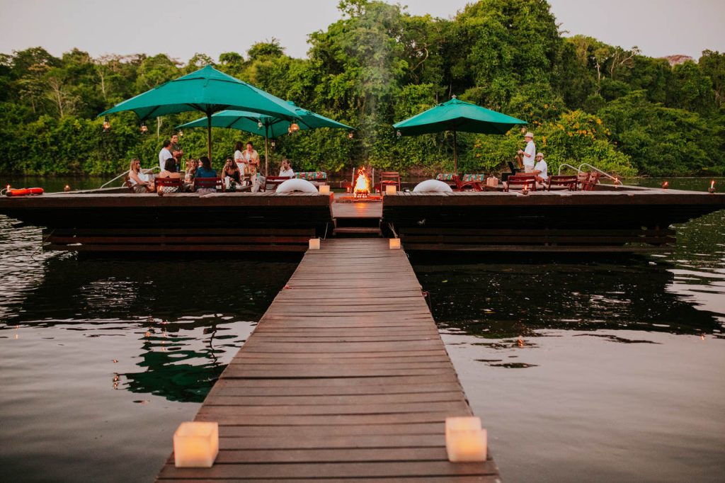 Deck flutuante no Cristalino Lodge
