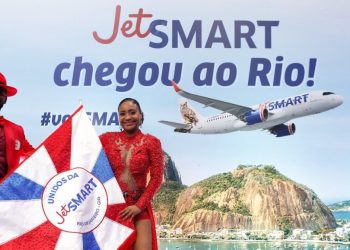 Integrantes da Grande Rio no lançamento do voo JetSMART