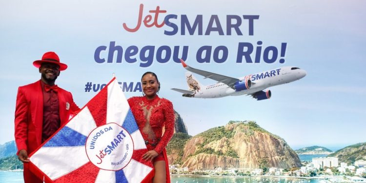 Integrantes da Grande Rio no lançamento do voo JetSMART
