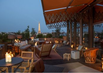 Terraço do Brach com vista para a Torre Eiffel