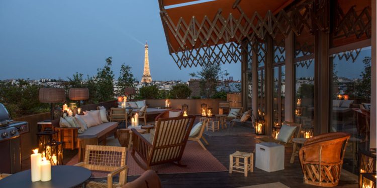 Terraço do Brach com vista para a Torre Eiffel