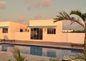 Piscina de uma das casas do portfólio da VHCStay em Touros