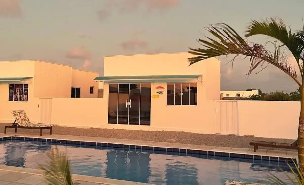 Piscina de uma das casas do portfólio da VHCStay em Touros