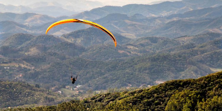 Voo de Parapente no Pico Agudo, em Santo Antônio do Pinhal