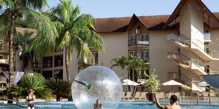 brinquedo_water_ball_nas_piscinas_do_recanto_cataratas