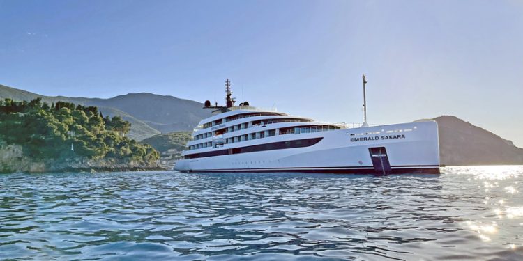 Cruzeiro no Emerald Sakara - superiate da Emerald Cruises
