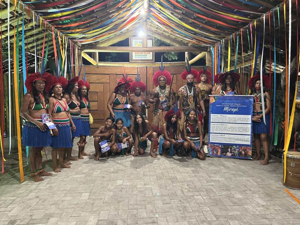 Membros da comunidade da Reserva Indígena Pataxó Mirapé