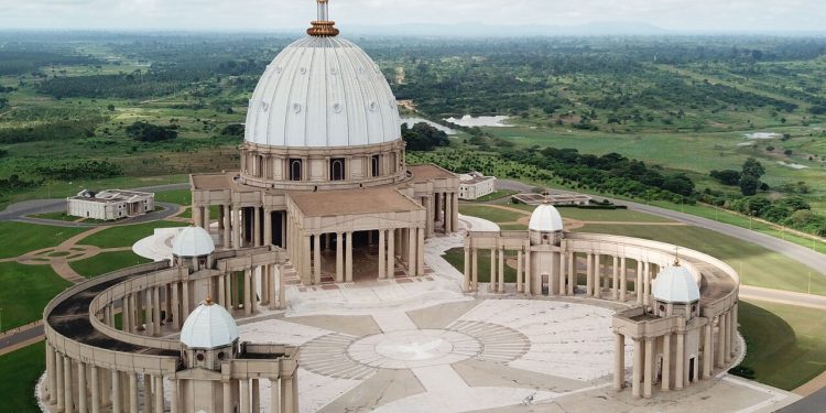 Basílica Nossa Senhora da Paz, em Iamussucro, capital administrativa da Costa do Marfim