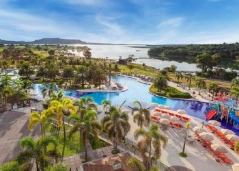 piscinas e decks garantem o descanso no Resort Malai Manso