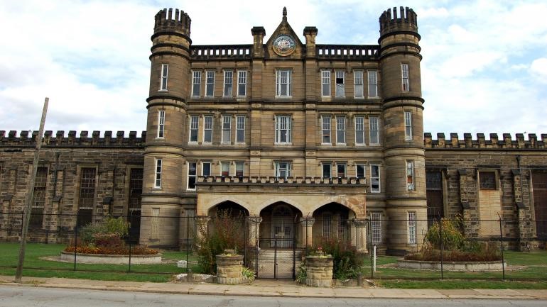 A fachada da penitenciária, na Virgínia Ocidental