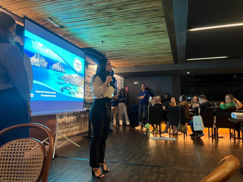 Manuela Fay apresentando Noronha aos convidados Visual