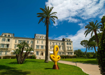 Obra de Bertrand Lavier nos jardins do Hotel du Cap Eden Roc