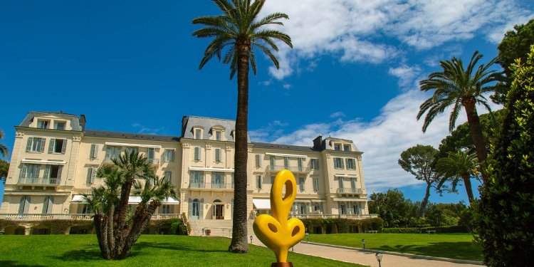 Obra de Bertrand Lavier nos jardins do Hotel du Cap Eden Roc