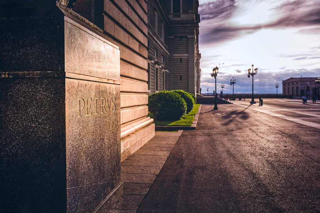 Detalhe da fachada da Catedral de Almudena, em Madri