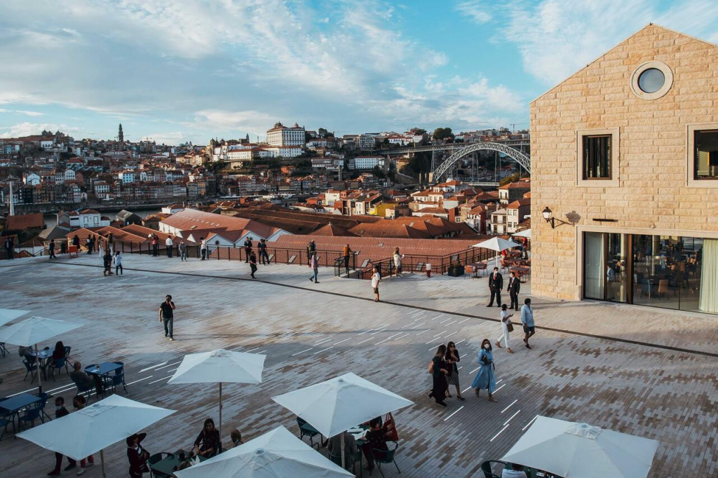 Praça central do WOW em Vila Nova de Gaia
