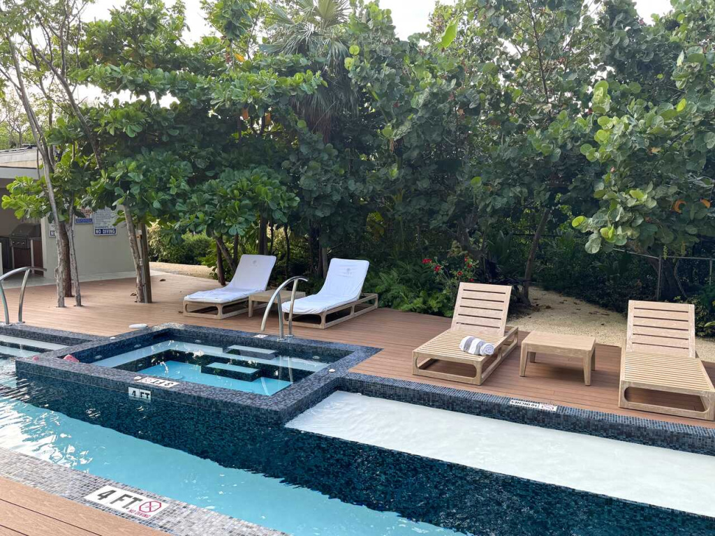 Vida Cayman Pool