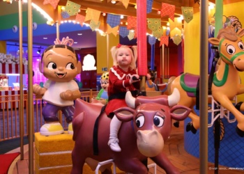 bebê em parque indoor Vila da Mônica Gramado