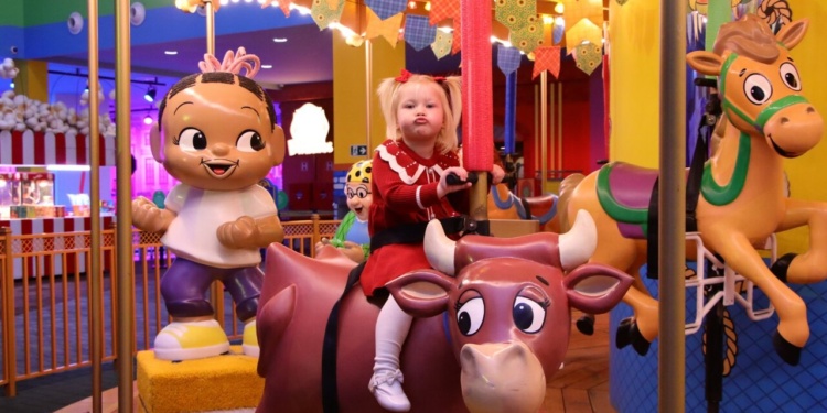 bebê em parque indoor Vila da Mônica Gramado