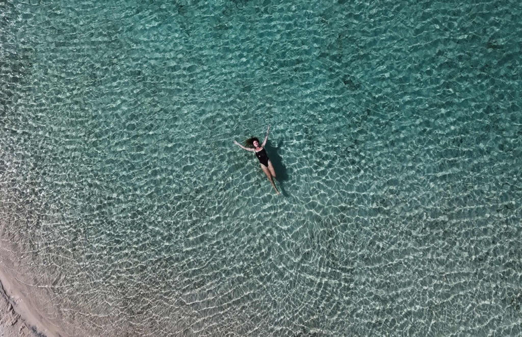 Mulher na lagoa - lençóisMaranhenses