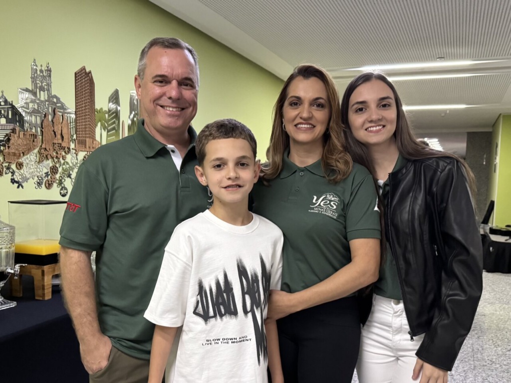 Daniel Menta e Ludmila Lage Menta com os filhos Amanda e João Pedro