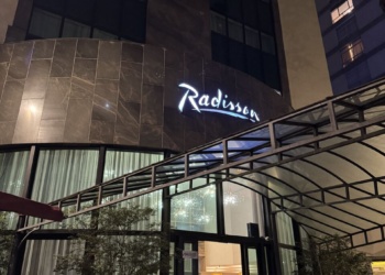 radisson fachada noite