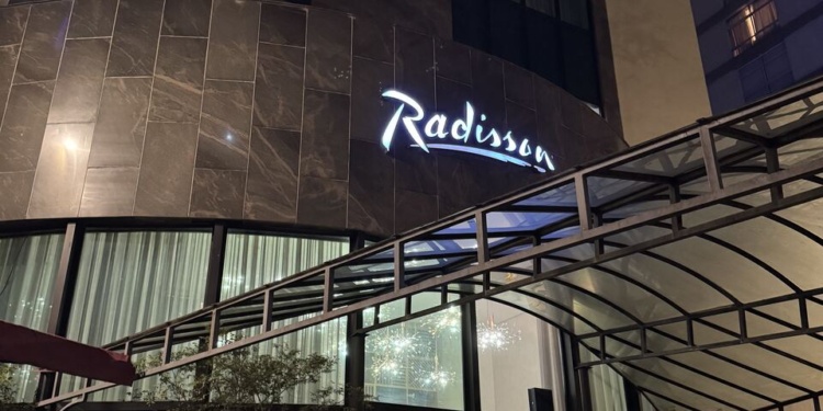 radisson fachada noite